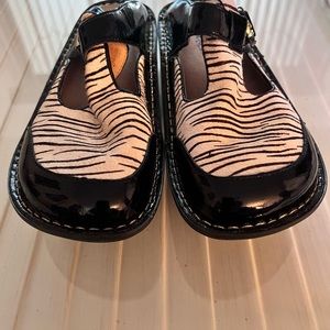 Alegria clog like shoes.  Slip into total comfort.  Leather upper & liner. Sz 39